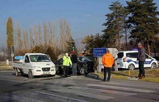 Otomobille kamyonet çarpıştı: 5 yaralı