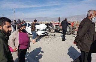 Otomobille traktör çarpıştı: 5 yaralı