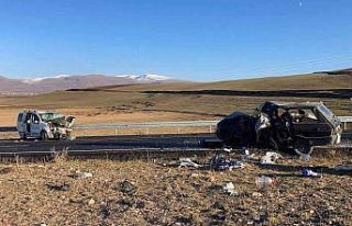 Otomobiller kafa kafaya çarpıştı: 1 ölü, 4 yaralı