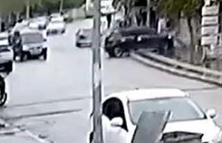 Otomobillerin çarpıştığı kaza güvenlik kamerasına...