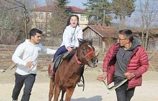 Özel gereksinimli çocuklar, atlı terapiyle tekrar...