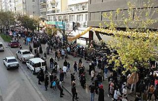 (Özel) Mağaza açılışında izdiham virüsü unutturdu,...