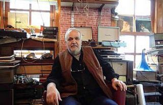 (Özel) Radyosunu satıp okuttuğu kızları öğretmen...