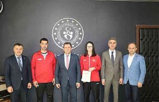Özge Yılmaz Ali İhsan Kabakcı’yı ziyaret etti