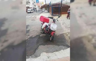 Paket servis motosikletiyle otomobil çarpıştı:...
