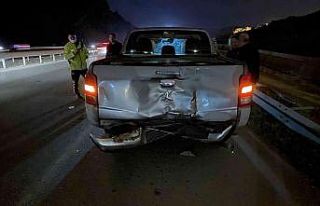 Park halindeki araca çarpan motokurye ağır yaralandı