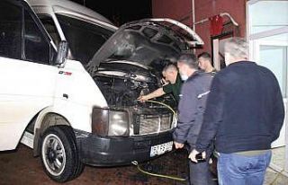 Park halindeki minibüsün motor kısmı alevlere...