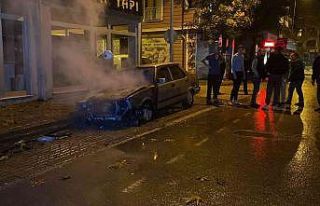 Park hâlindeki araç alevlere teslim oldu