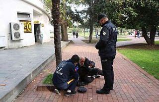 Parkta baygın halde yerde yatan şahıs hastaneye...