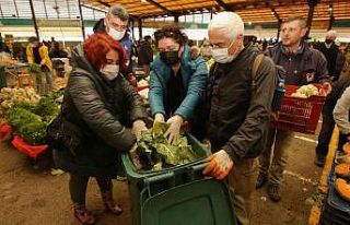 Pazardan topladıkları atıklardan kompost yapmayı...