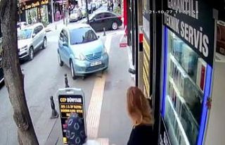 Pendik’te kaza yapan otomobil kaldırıma çıktı,...