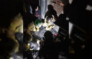 Pendik’te küle dönen evde itfaiyeden ‘altın...