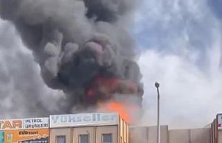 Petrol ürünleri bulunan iş yerindeki yangın korkuttu