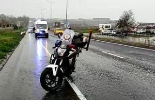 Plakasız motosikletli, polis memurunu yaralayıp...