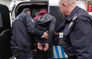 Polis bıçakla rehin alınan karı-kocayı saldırganın...