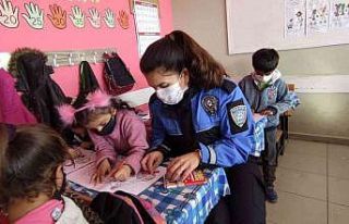 Polis çocuklarla boyama yaptı
