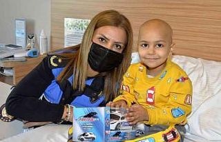 Polis lösemili çocukları unutmadı