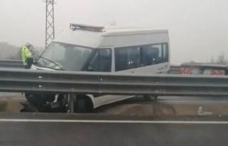 Polis minibüsü bariyerlere çarptı: 1 yaralı
