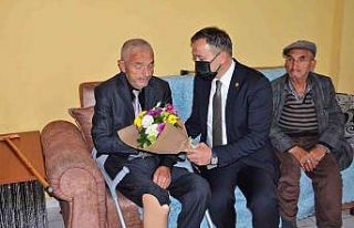 Polisler emekli öğretmenleri günlerinde unutmadı