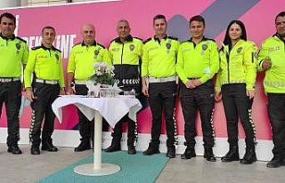 Polislerinden emekli olan mesai arkadaşlarına sürpriz