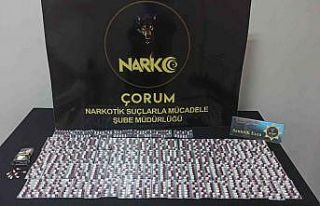 Polisten kaçan araçtan yüzlerce uyuşturucu hap...
