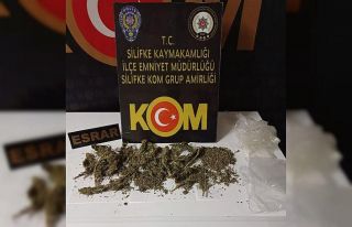 Polisten kaçarken uyuşturucuyu yere attılar