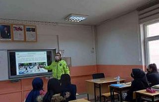 Polisten lise öğrencilerine trafik eğitimi