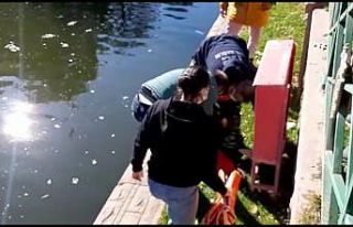 Porsuk Çayı’na düşen kadını vatandaşlar kurtardı