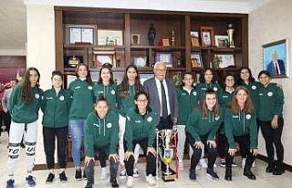 Posbıyık: “Kadın futbol takımımızla gurur...