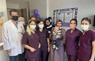 Prematüre çocuklar için pasta kestiler