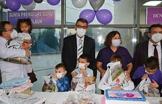 Rektör Kutluhan prematüre bebekler ile bir araya...