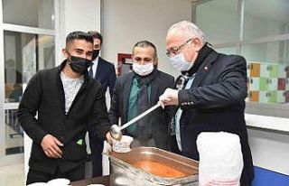 Rektör Namık Ak, ders çalışan öğrencilere çorba...