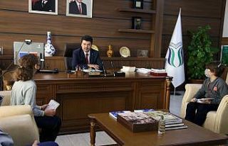 Rektör Sarıbıyık, minik öğrencilerin sorularını...