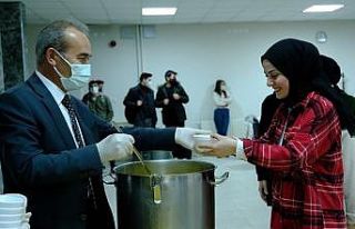 Rektör Yıldız’dan öğrencilere sıcak çorba...