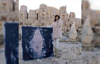 Ressam, Nemrut Dağı’nda canlı performans sergiledi