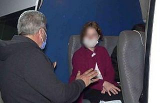 Riskli gruptaki iki arkadaş otobüste seyahat ederken...