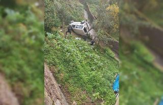Rize’de uçuruma yuvarlanan araç ağaçlara tutunarak...