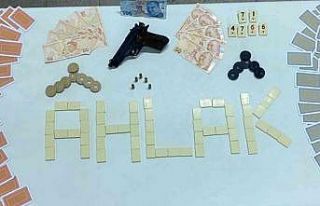 Ruhsatsız dernekte kumar oynayan 6 kişiye 8 bin...