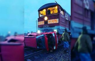 Rusya’da yük treni çarptığı aracı metrelerce...