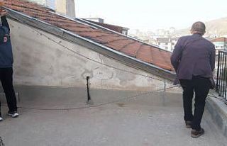 Rüzgar, güneş enerji panelini yerinden söktü