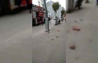 Rüzgar şiddetini artırdı, çatıdaki kiremitler...