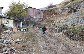 Sağlık çalışanları kapı kapı dolaşarak aşı...