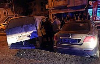 Sakarya’da panelvan ile otomobil çarpıştı: 2...