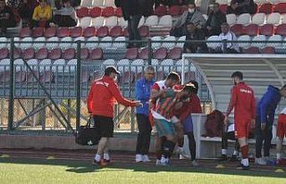 Sakatlık geçiren rakip takım oyuncusunu sırtında...