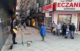 Salgından sıkılan vatandaşlar için cadde ortasında...