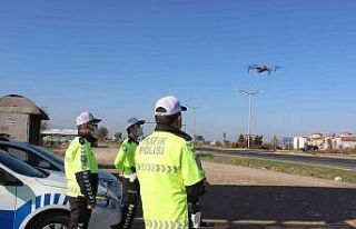 Salihli’de kırmızı ışıkta geçenler drone...