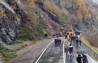 Şalpazarı-Beşikdüzü karayolunda heyelan