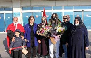 Şampiyon çiçeklerle karşılandı