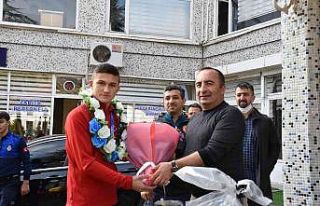 Şampiyon güreşçiye coşkulu karşılama