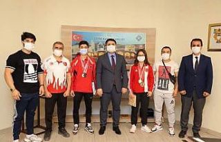 Şampiyon sporcular Kaymakam Tunç ile bir araya geldi